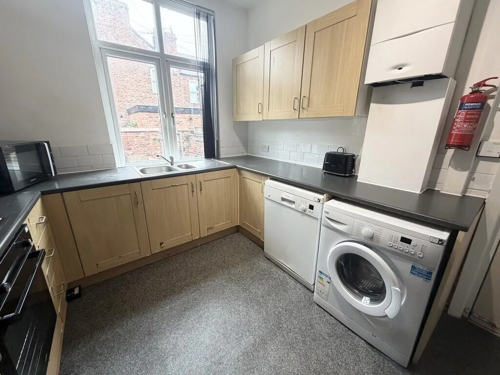 9 bedroom semi-detached house for rent