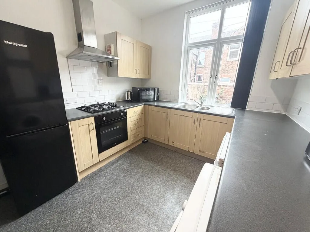 9 bedroom semi-detached house for rent