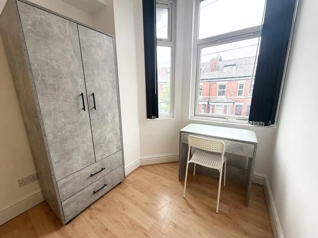 9 bedroom semi-detached house for rent