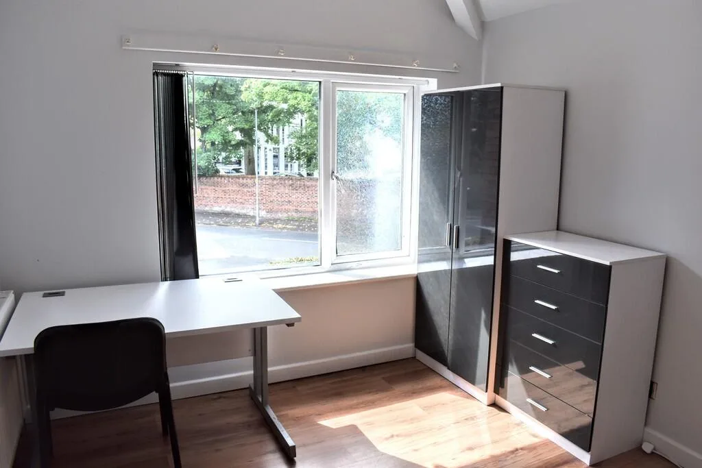 8 bedroom semi-detached house for rent