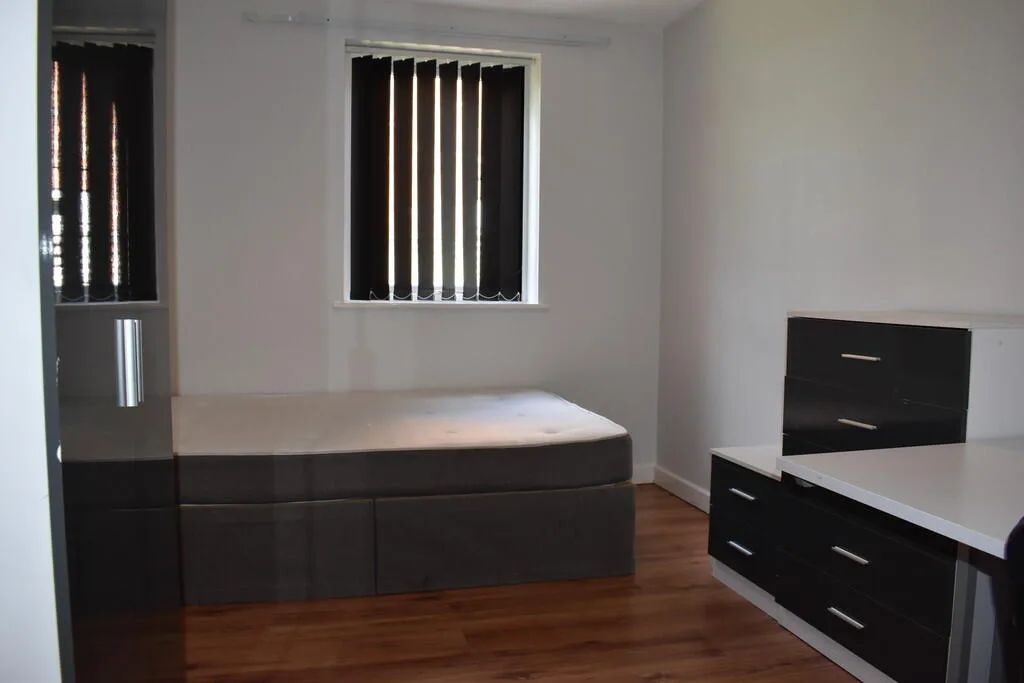 8 bedroom semi-detached house for rent