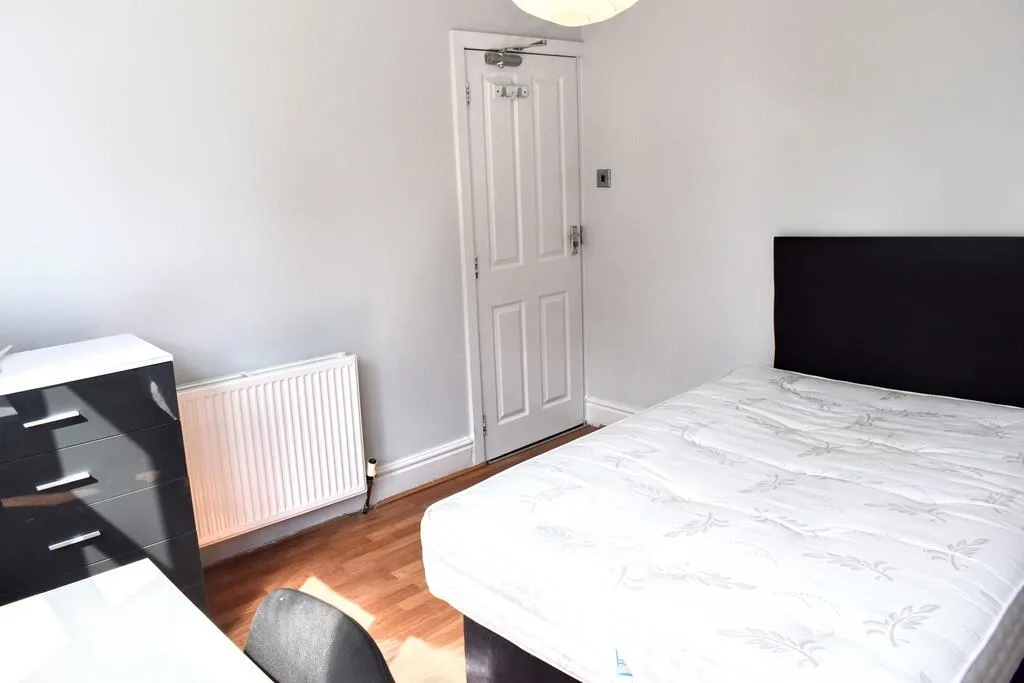 8 bedroom semi-detached house for rent