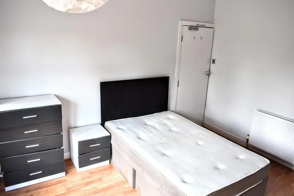 8 bedroom semi-detached house for rent