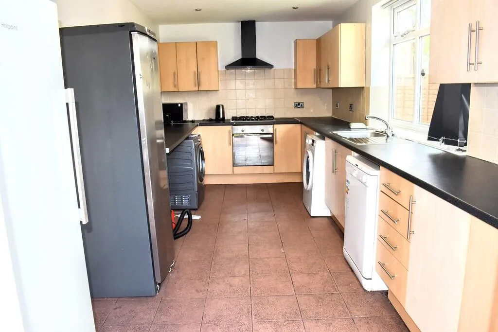8 bedroom semi-detached house for rent