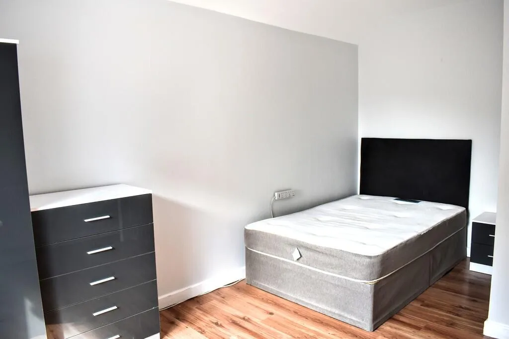 8 bedroom semi-detached house for rent