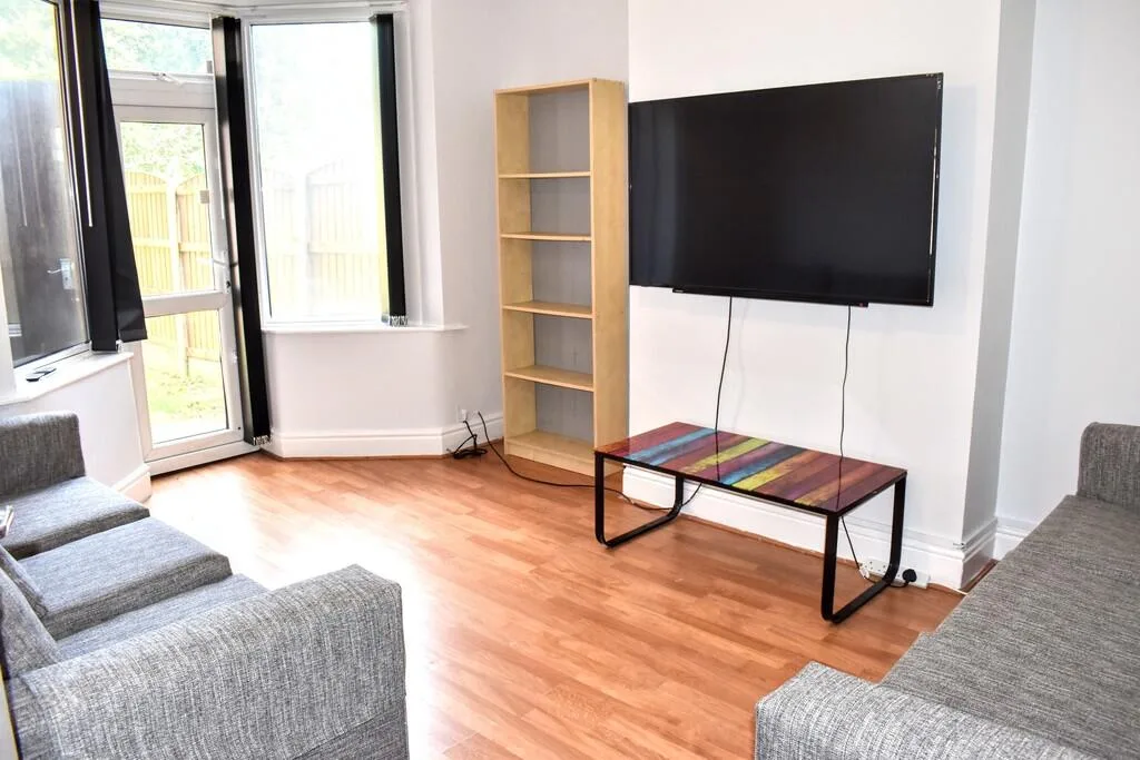8 bedroom semi-detached house for rent