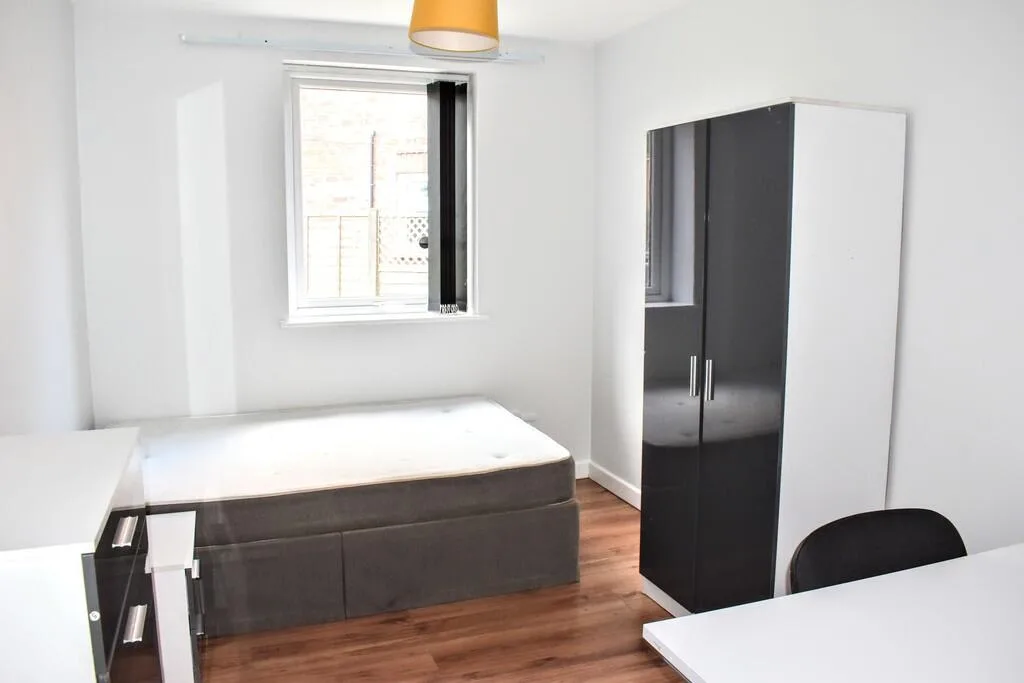 8 bedroom semi-detached house for rent