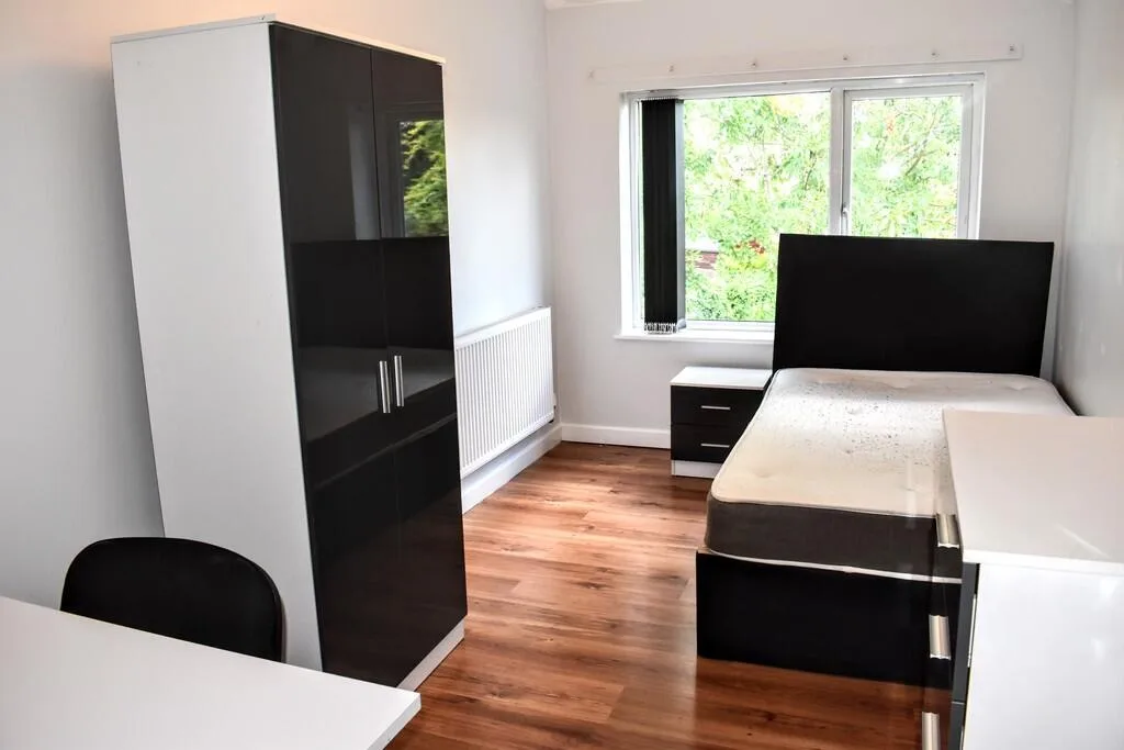 8 bedroom semi-detached house for rent