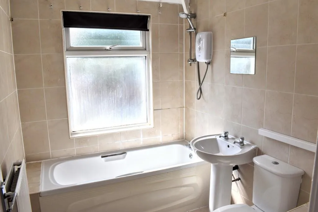 8 bedroom semi-detached house for rent