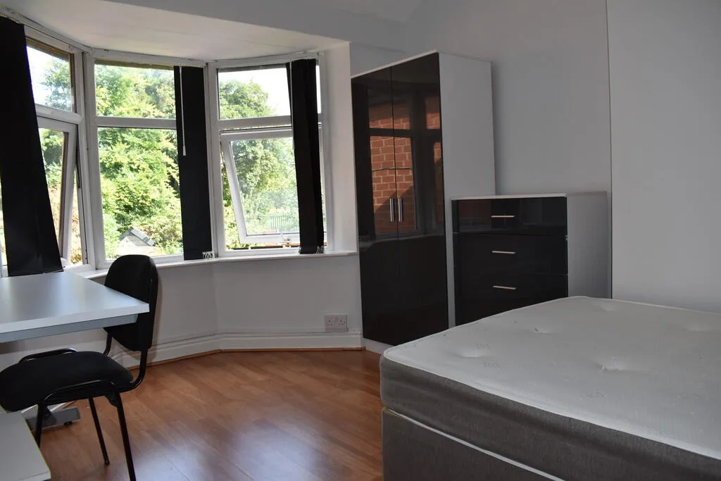 8 bedroom semi-detached house for rent
