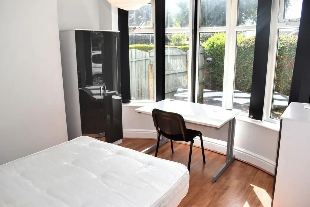 8 bedroom semi-detached house for rent