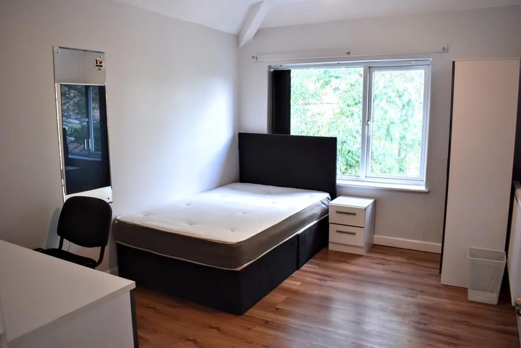 8 bedroom semi-detached house for rent