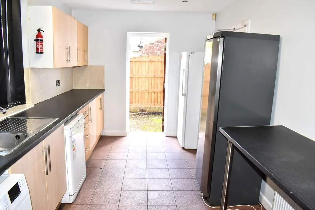 8 bedroom semi-detached house for rent