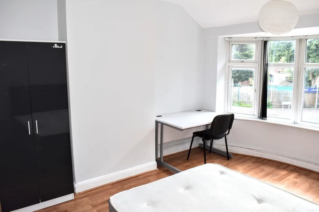 8 bedroom semi-detached house for rent