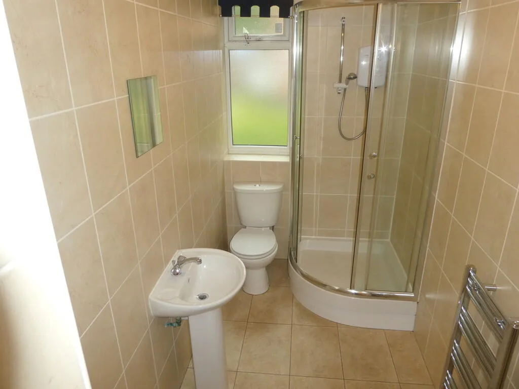 8 bedroom semi-detached house for rent