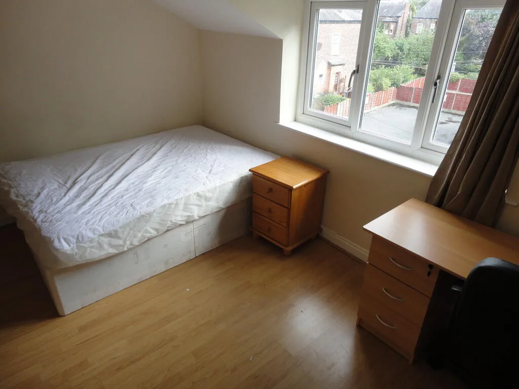 8 bedroom semi-detached house for rent