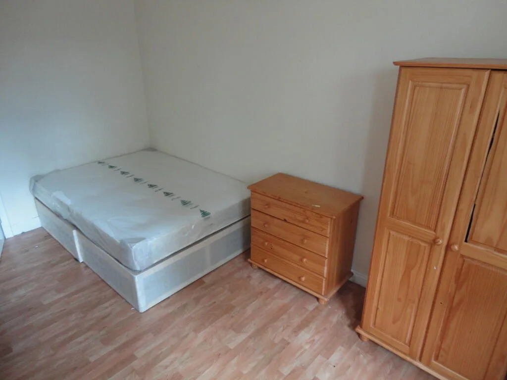8 bedroom semi-detached house for rent