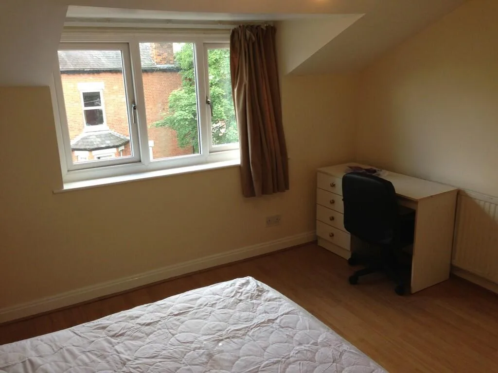 8 bedroom semi-detached house for rent