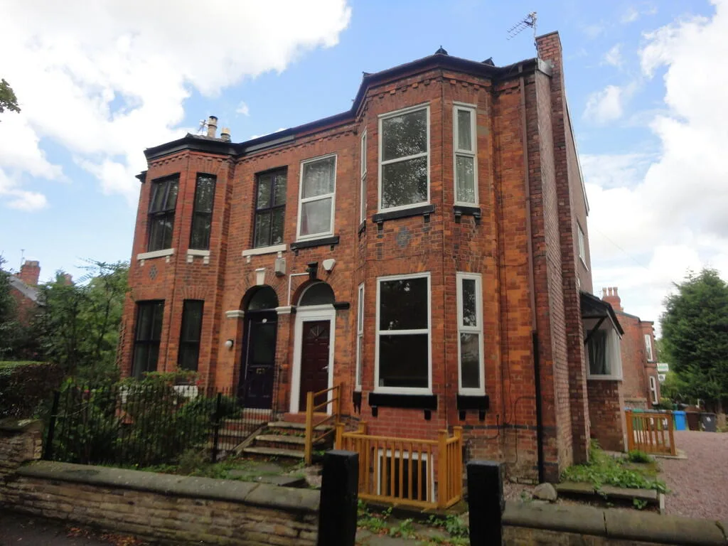 8 bedroom semi-detached house for rent