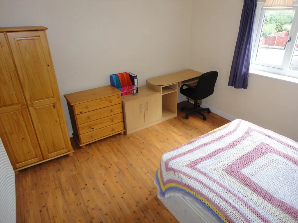 8 bedroom semi-detached house for rent