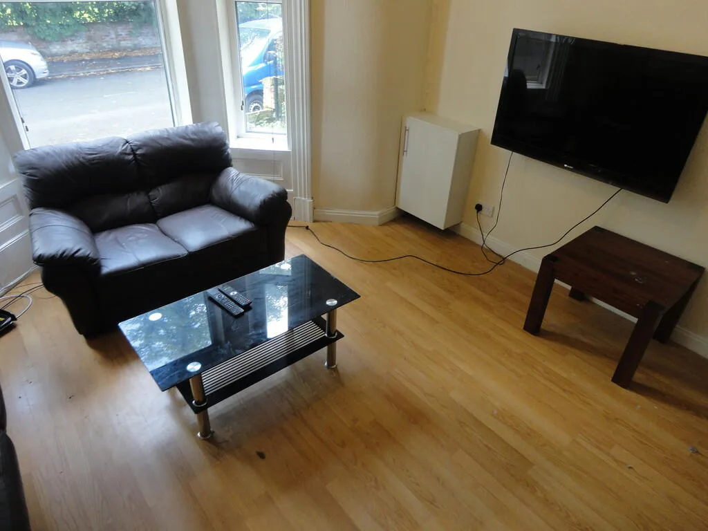 8 bedroom semi-detached house for rent