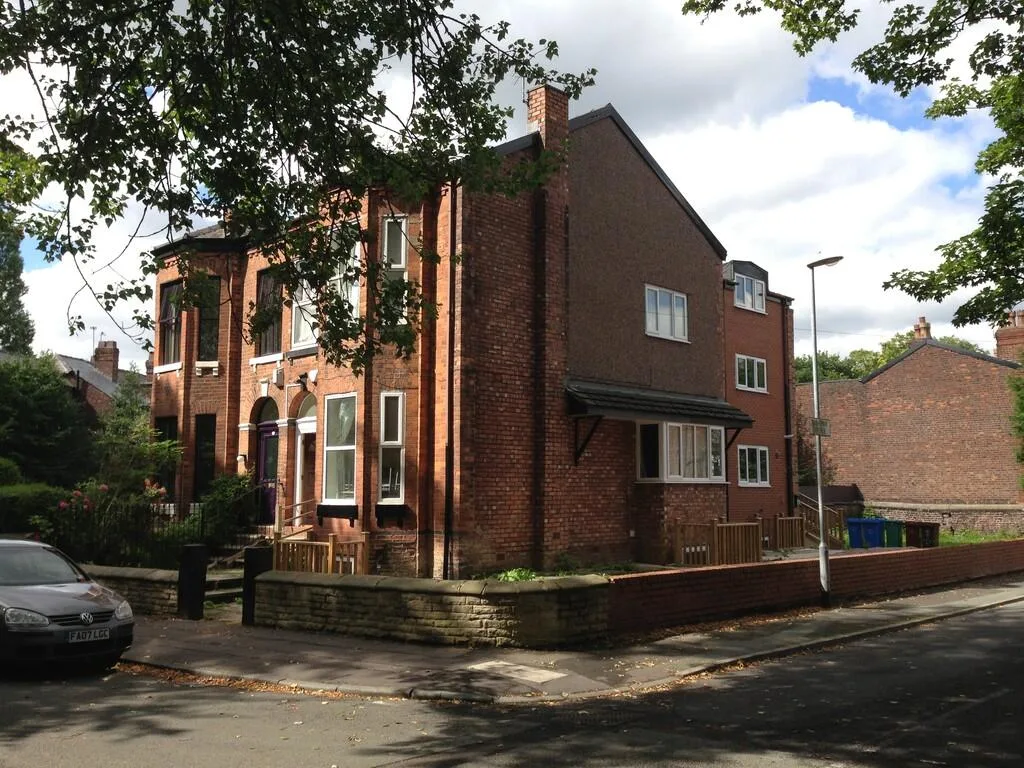 8 bedroom semi-detached house for rent
