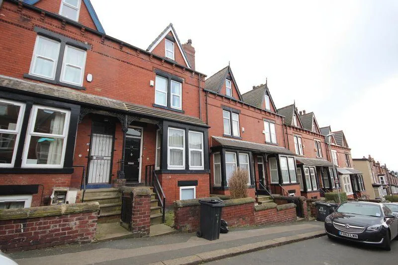 6 bedroom terraced house for rent
