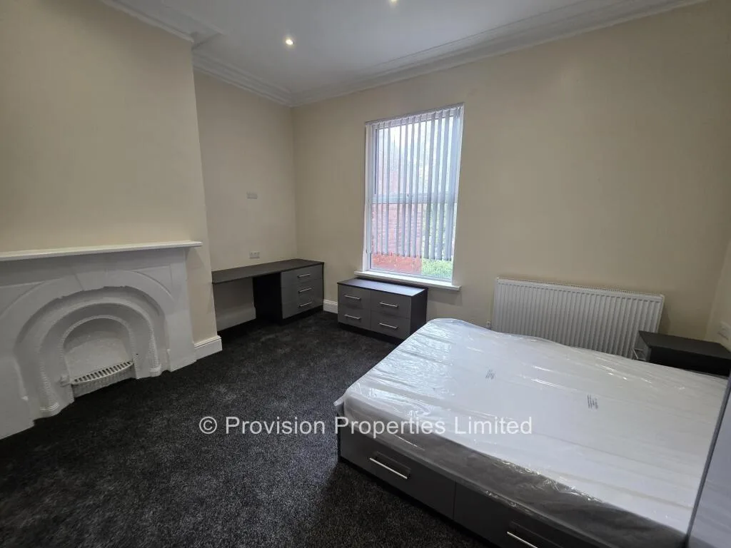 8 bedroom terraced house for rent
