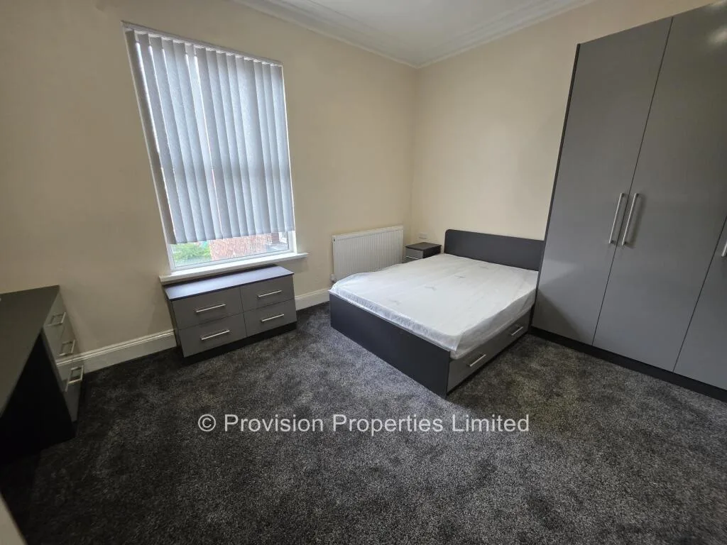 8 bedroom terraced house for rent