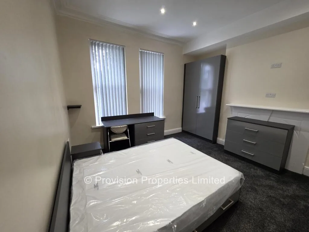 8 bedroom terraced house for rent