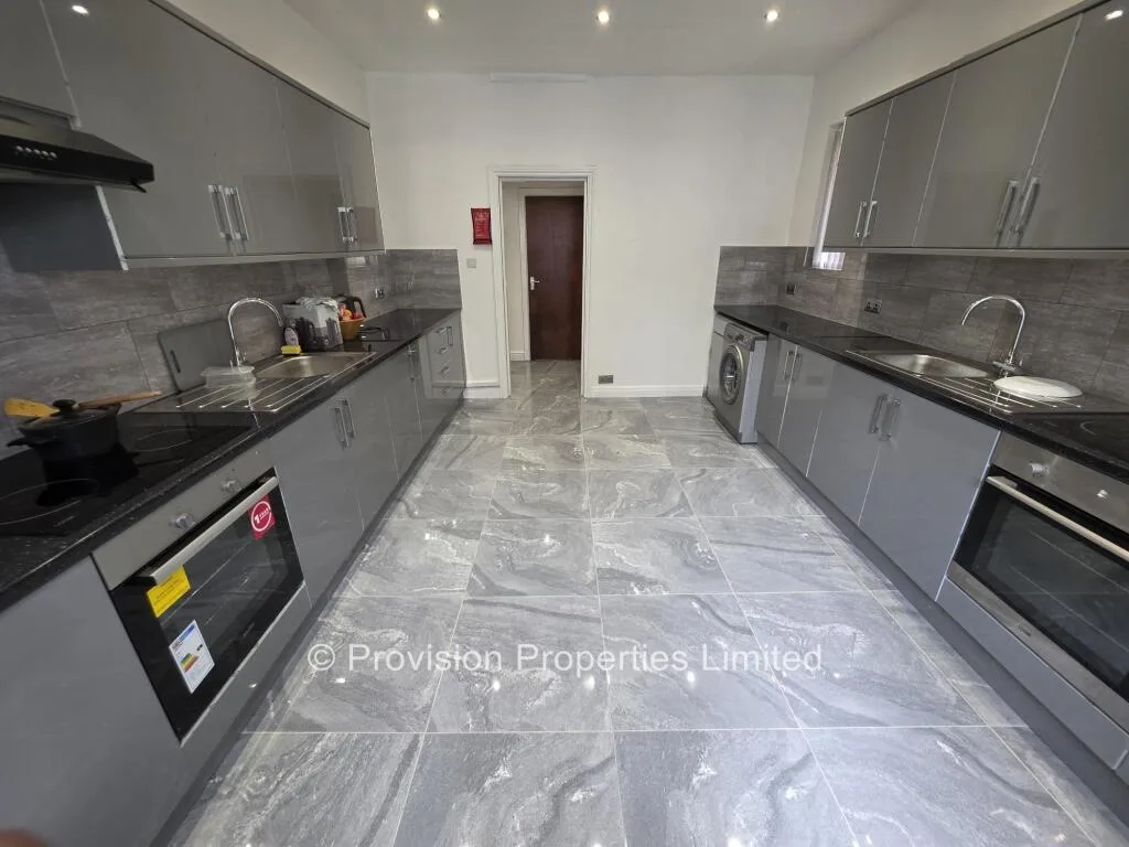 8 bedroom terraced house for rent