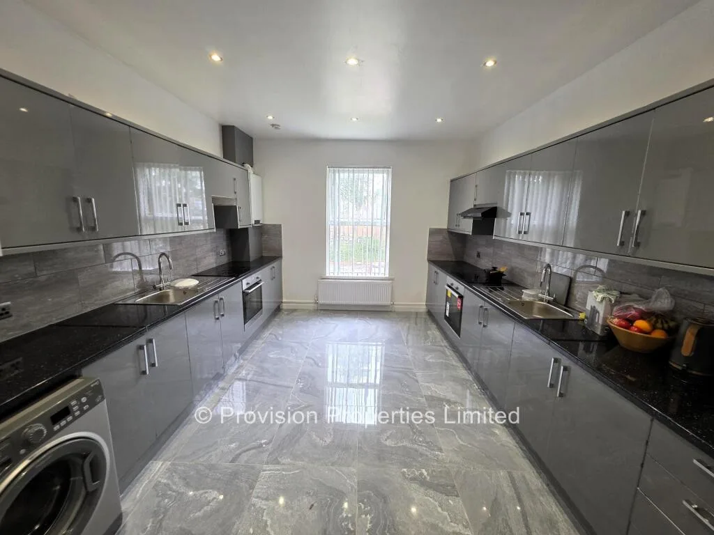 8 bedroom terraced house for rent
