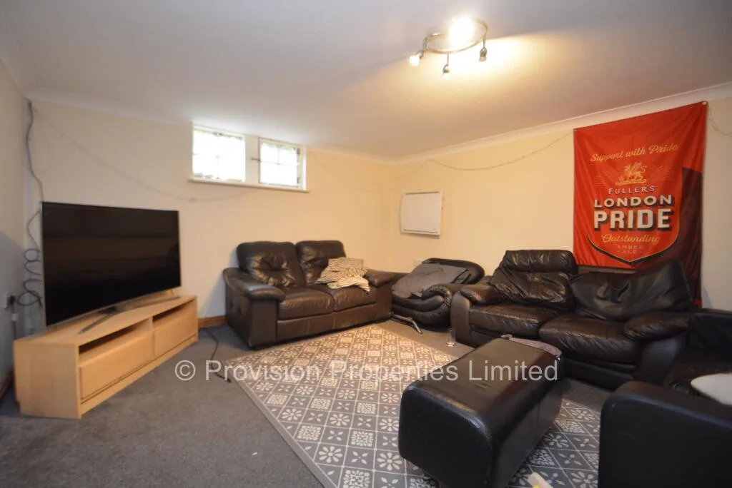 10 bedroom end of terrace house for rent