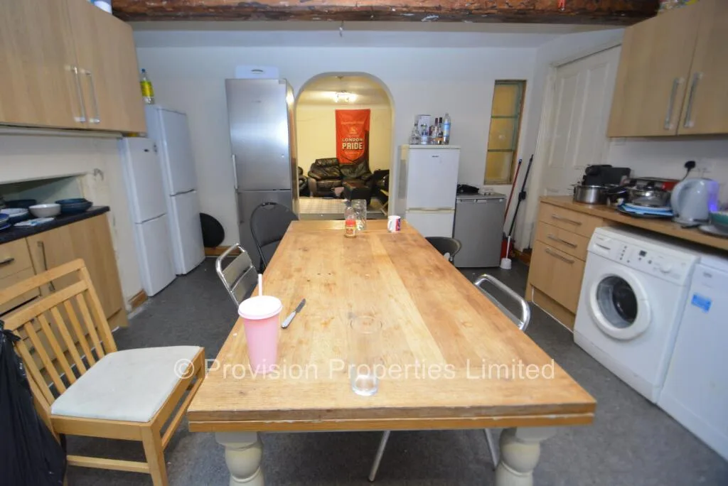 10 bedroom end of terrace house for rent