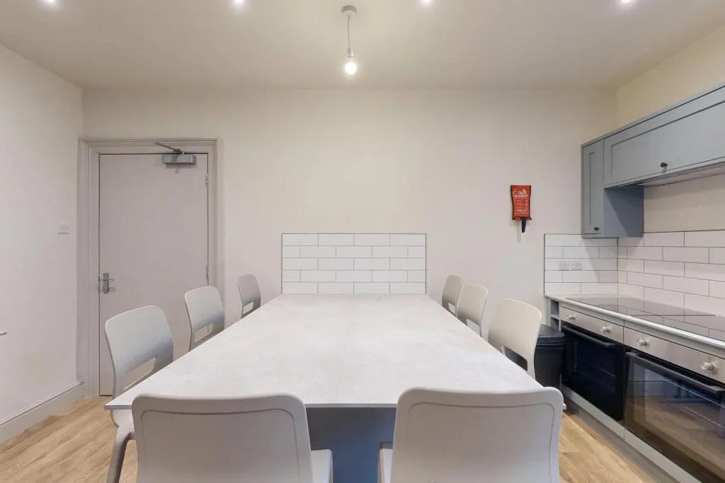 8 bedroom terraced house for rent