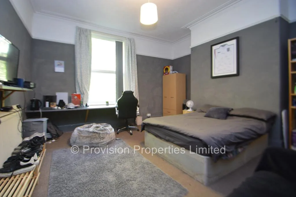 12 bedroom end of terrace house for rent