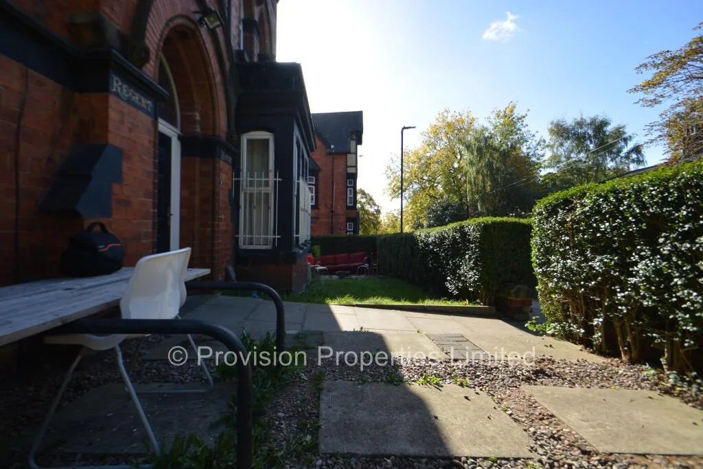 12 bedroom end of terrace house for rent