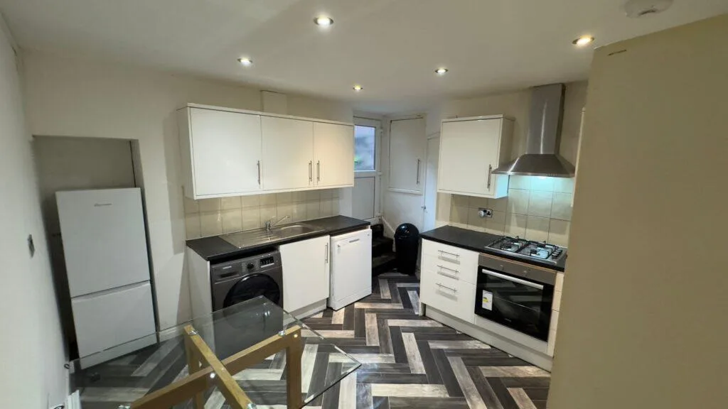 5 bedroom terraced house for rent