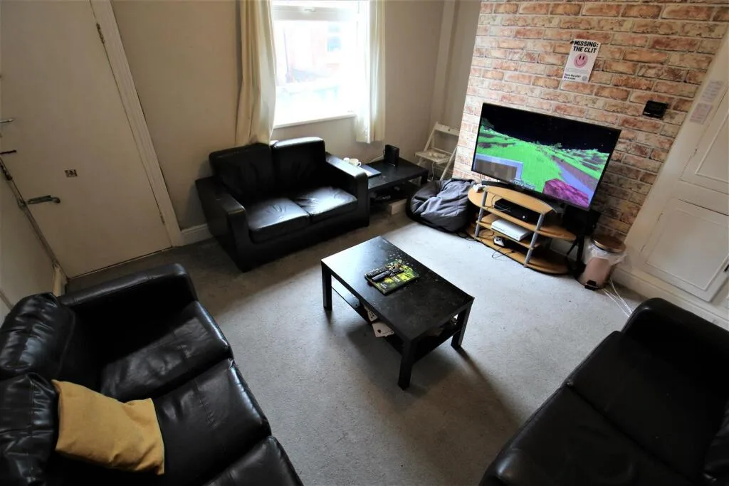 5 bedroom terraced house for rent