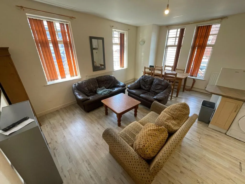 5 bedroom terraced house for rent