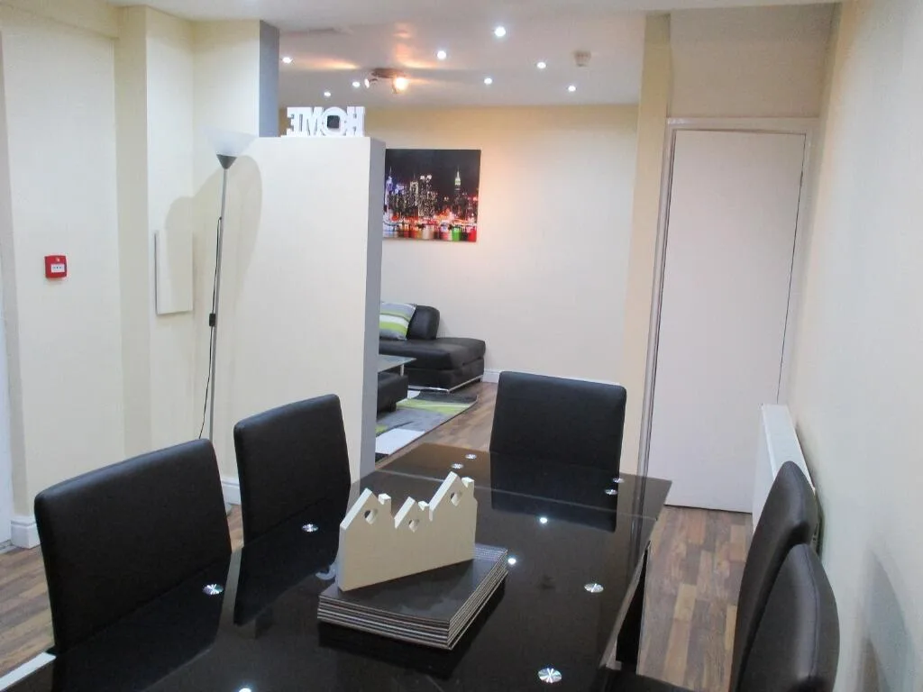 6 bedroom terraced house for rent