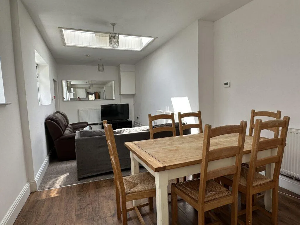 8 bedroom semi-detached house for rent