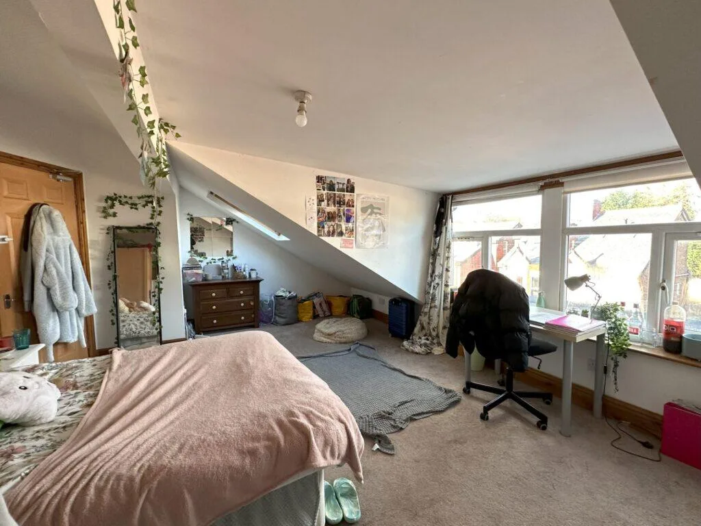 8 bedroom semi-detached house for rent