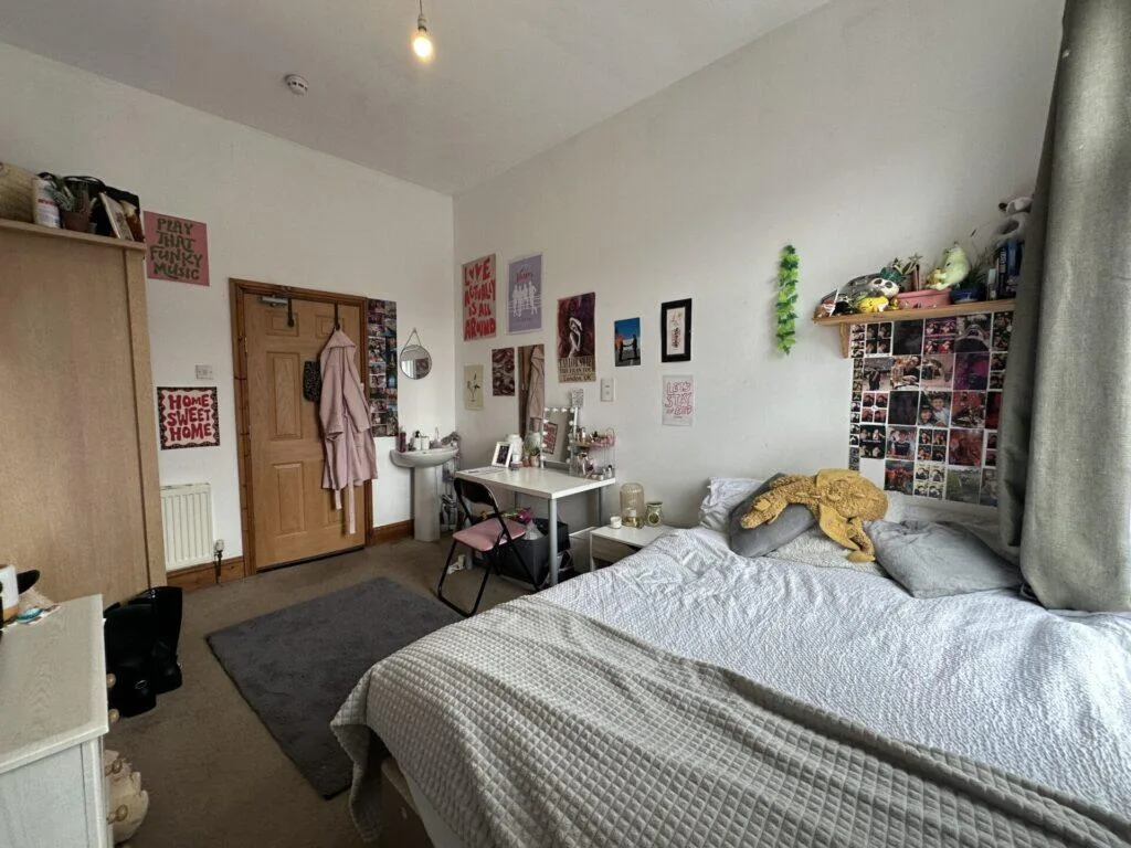8 bedroom semi-detached house for rent