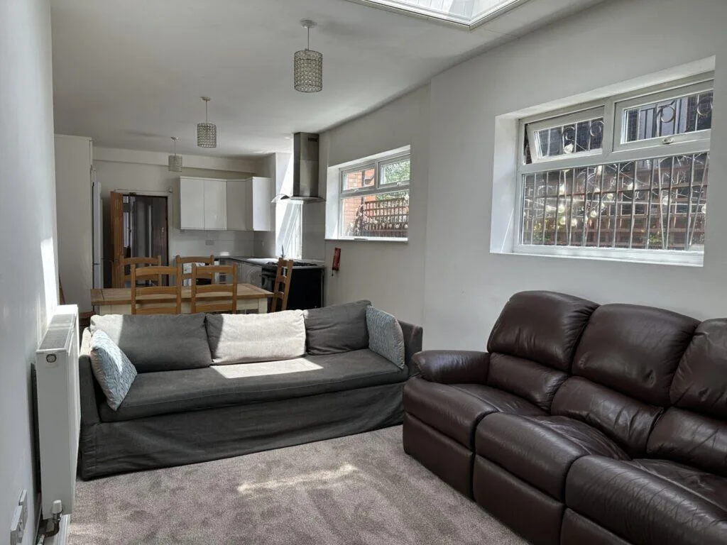 8 bedroom semi-detached house for rent