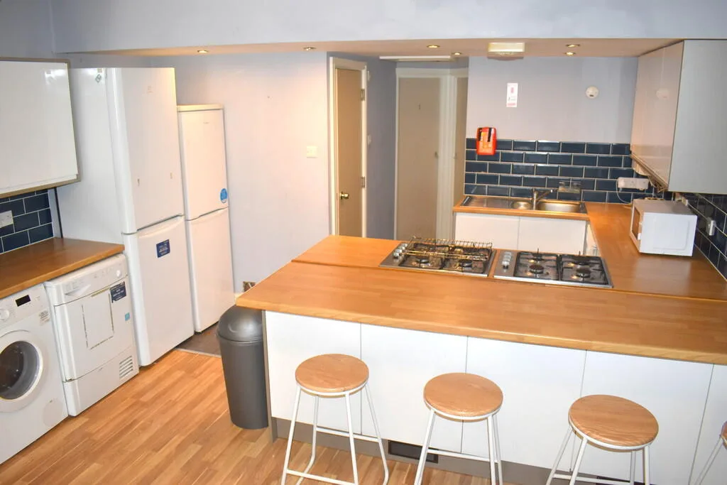 8 bedroom terraced house for rent