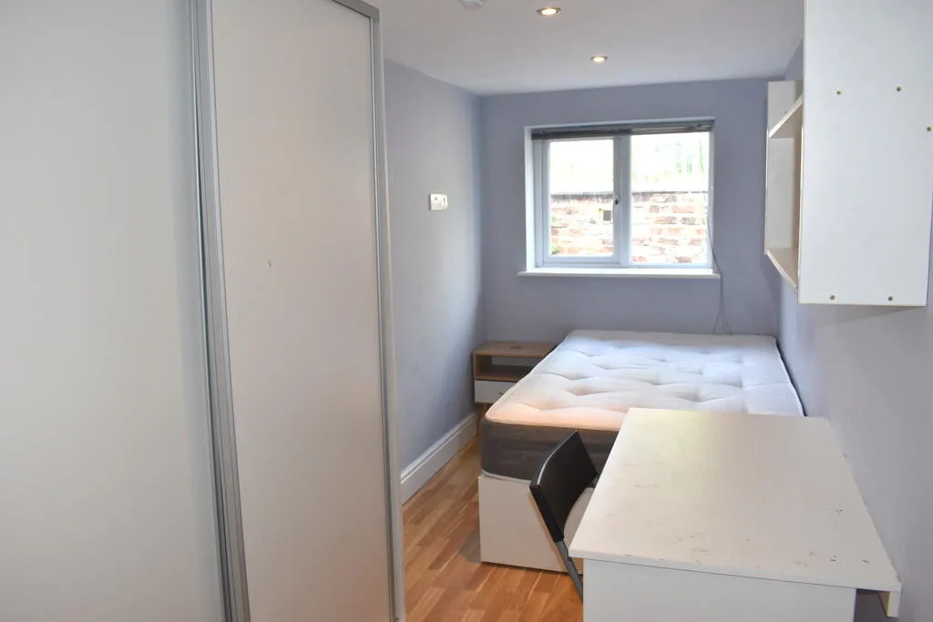 8 bedroom terraced house for rent