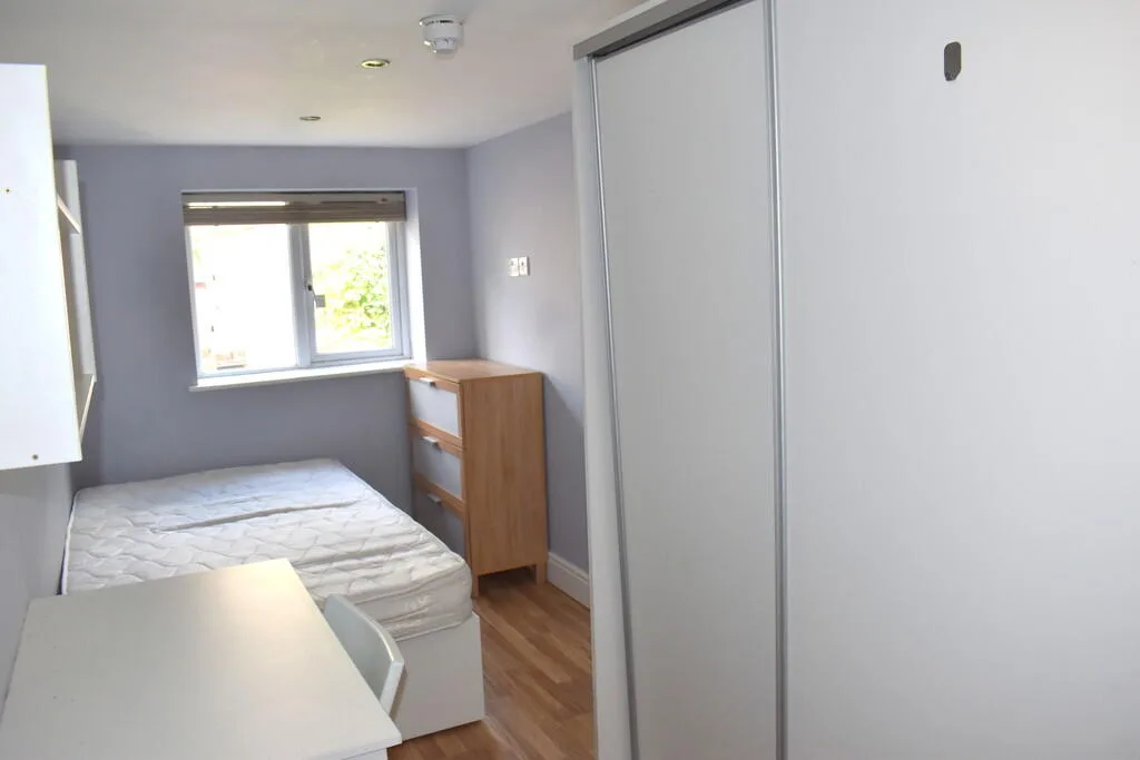 8 bedroom terraced house for rent