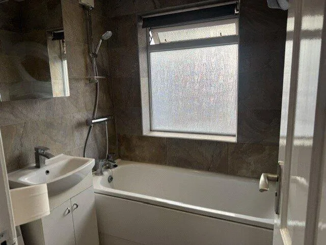 3 bedroom semi-detached house for rent