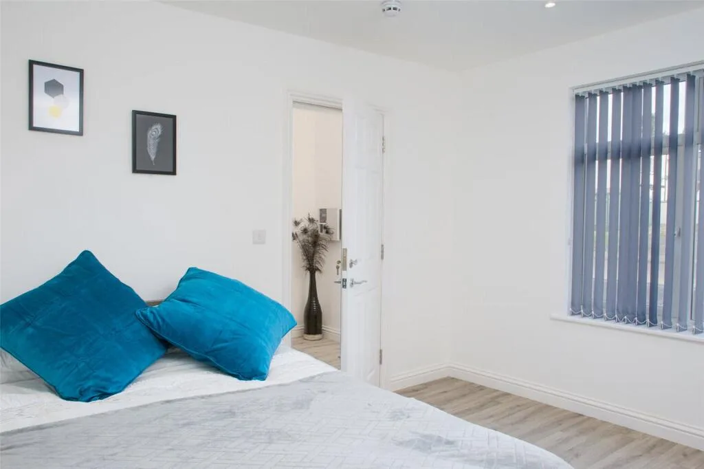 6 bedroom semi-detached house for rent
